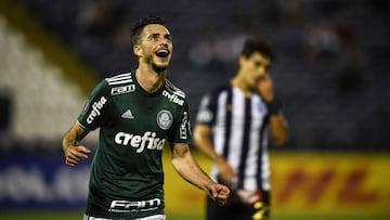 Brazil's Palmeiras Hyoran celebrates after scoring against Peru's Alianza Lima during their 2018 Copa Libertadores football match at the Alejandro Villanueva Stadium in Lima, on May 03, 2018. / AFP PHOTO / Ernesto BENAVIDES