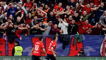 Soccer Football - LaLiga - Osasuna v Real Madrid - El Sadar Stadium, Pamplona, Spain - February 15, 2025 Osasuna's Ante Budimir celebrates scoring their first goal with Osasuna's Aimar Oroz REUTERS/Vincent West