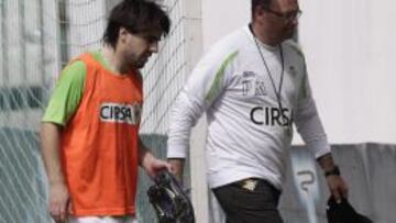 El centrocampista y el técnico del Betis, en un entrenamiento,