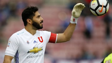 Futbol, Universidad de Chile vs Union La Calera
Fecha 24 del campeonato nacional 2018
El arquero de Universidad de Chile Johnny Herrera controla el balon durante el partido de primera division contra Union La Calera disputado en el estadio Nacional de S
