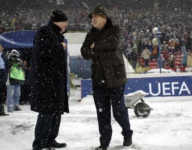 José Manuel Llaneza con Fernando Roig en una curiosa imagen durante el partido de la Copa de la UEFA que enfrentaba al Villarreal con el Steaua de Bucarest en 2005.
 