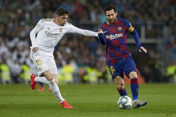 Valverde intenta robarle un balón a Messi en un Clásico.