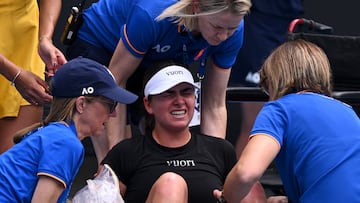 Tennis - Australian Open - Melbourne Park, Melbourne, Australia - January 19, 2026 Canada's Marina Stakusic receives medical treatment during her first round match against Australia's Priscilla Hon REUTERS/Jaimi Joy