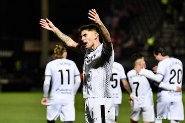 Parecía que se iba a perder la jugada, a pesar de su control exquisito. Kuki se cerró mucho, pero hizo lo que parecía imposible. Gol salvador, casi sin ángulo, para dar el triunfo al Ceuta.