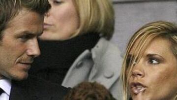 <b>ESPECTADORES DE LUJO.</b> Los Beckham estuvieron presentes en el campo para ver el amistoso.