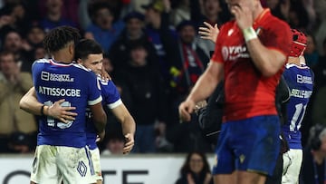 France's wing Ga�l Dr�an (C) celebrates with teammates after scoring a try during the Six Nations international rugby union match between France and Italy at the Stade Pierre-Mauroy in Villeneuve-d'Ascq, northern France, on February 22, 2026. (Photo by Sameer AL-DOUMY / AFP)