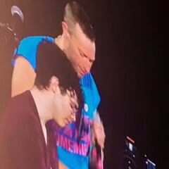 Fan toca “Gravity” en el piano junto a Coldplay