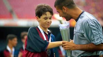 En una entrega de trofeos a canteranos del Barcelona. Andrés Iniesta recibe un trofeo de manos del capitán del Barcelona aquel año, Pep Guardiola. Años más tarde Iniesta sería entrenado por Guardiola en el Barça entre 2008 y 2012.