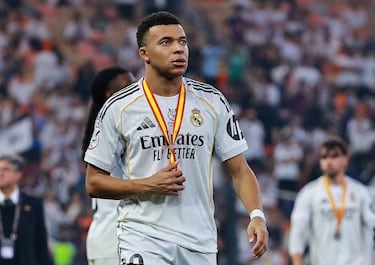 Kylian Mbappé con la medalla de subcampeón de la Supercopa de España.