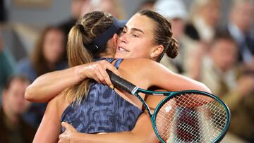 Aryna Sabalenka y Paula Badosa se abrazan al final de su partido en Roland Garros.