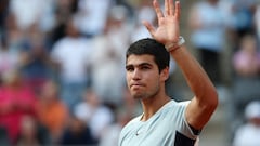 Tennis - ATP 500 - Hamburg European Open - Am Rothenbaum, Hamburg, Germany - July 24, 2022 Spain's Carlos Alcaraz Garfia acknowledges fans after the men's singles final against Italy's Lorenzo Musetti REUTERS/Cathrin Mueller