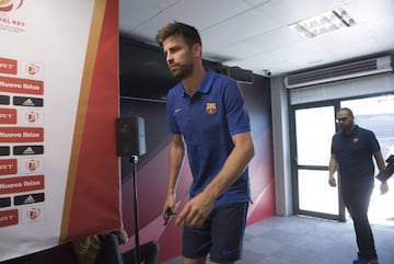 Piqué takes his place in the press room