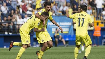 GRA069. VILLARREAL (CASTELLÓN), 22/10/2017.- El defensa del Villarreal Mario Gaspar (i) celebra con sus compañeros su gol marcado ante Las Palmas, el segundo del conjunto amarillo, durante el partido correspondiente a la novena jornada de LaLiga Santander disputado hoy en el estadio de la Cerámica. EFE/Domenech Castelló