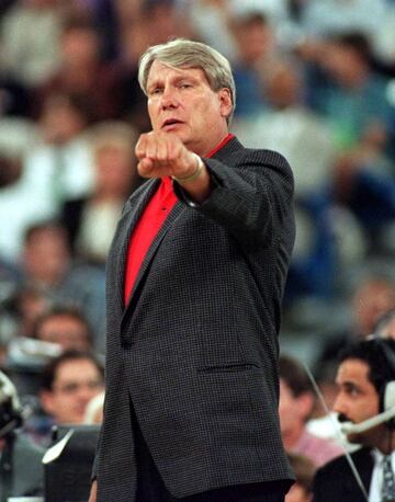 Don Nelson (Míchigan, 1940) es uno de los grandes genios del baloncesto. Todos los equipos de la NBA le deben algo a él y a su Nellie Ball, un baloncesto que ya probaba cuando nadie más lo hacía con quintetos sin posiciones fijas, ‘small ball’ radical, ritmo vertiginoso, interiores ejerciendo de bases desde el poste, pívots tiradores… Nelson es, además, el entrenador con más victorias de la historia con 1.335 entre 1977 y 2010 en cuatro franquicias diferentes: Bucks, Warriors (dos etapas), Knicks y Mavericks. Como jugador, paso de los Lakers a los Celtics, con los que ganó cinco anillos entre 1966 y 1976 y quienes le retiraron su número 19. Fue, además, tres veces mejor entrenador del año (1983, 85 y 92) y el ingeniero loco de equipos maravillosos como los Warriors del Run TMC (Tim Hardaway, Mitch Richmond y Chris Mullin) o los del We Believe que (con Baron Davis al frente). Con Estados Unidos ganó el oro del Mundial de Canadá de 1994.