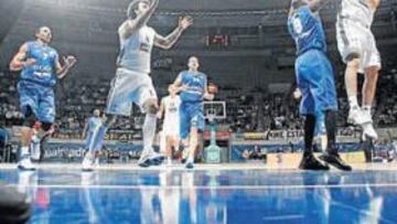 <b>EN ALZA. </b>Varda recibe una asistencia de Marko Tomas, que sigue progresando.