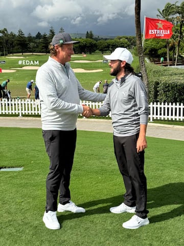 Mikko Manerus, fundador de Golf GameBook, y Ángel Hidalgo se estrechan la mano. 