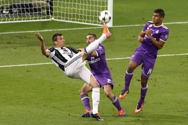 La Juventus igualó la final con un remate semiacrobático de Mario Mandzukic. El croata controló el balón con el pecho antes de sacarse un tiro parabólico que superó a Keylor Navas. Parecía que el partido viraba de rumbo, pero nada más lejos de la realidad...