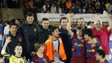 <b>VENCEDORES. </b>Todos los jugadores del Barça posan con el trofeo que les acredita como campeones del torneo.