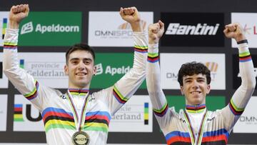 Igual y Urkaregi celebran la medalla en el Campeonato del Mundo de Pista júnior.