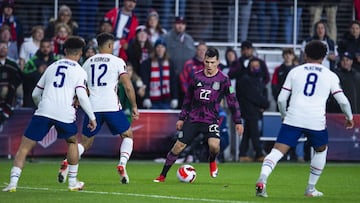 Hirving Lozano controla el bal&oacute;n durante un partido contra Estados Unidos