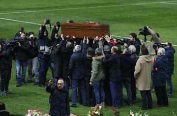 El estadio de El Molinón acoge hoy el funeral por Enrique Castro " Quini ", exjugador del Sporting, con las tribunas abiertas al público
