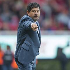 Cardozo prohibe celulares en Chivas durante concentraciones