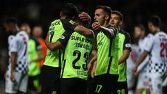 Sarabia celebra con sus compa&ntilde;eros un gol del Sporting de Portugal