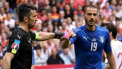 Bonucci se saluda con Buffon.