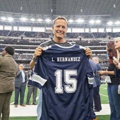 Matador Hernández recibe jersey de Cowboys en juego vs Miami