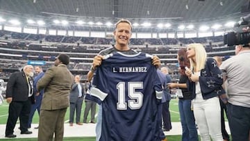 Matador Hern&aacute;ndez recibe jersey de Cowboys en juego vs Miami