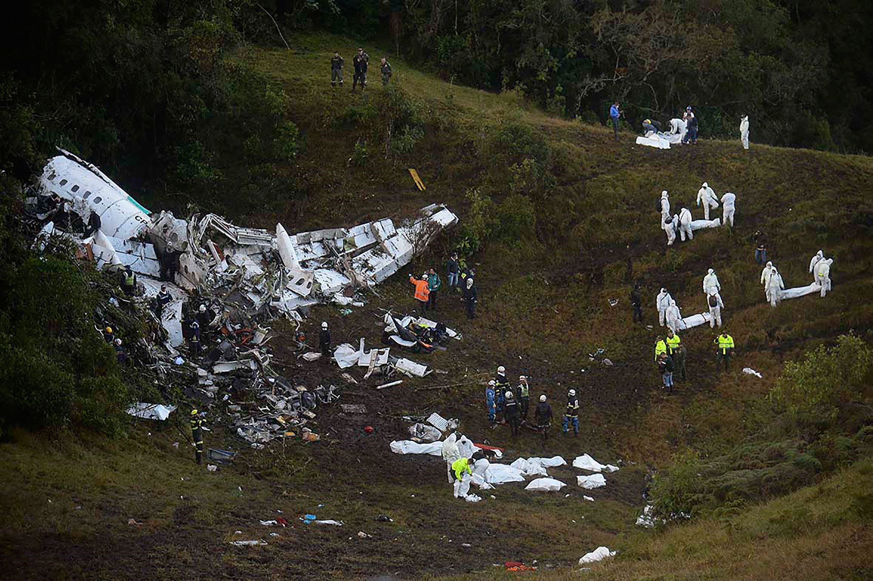 El club brasileño tenía previsto viajar directamente desde Sao Paulo a Medellín, pero la falta de un acuerdo comercial de aviación impidió a la empresa boliviana Lamia operar la ruta. Por este motivo, el equipo tuvo que viajar desde São Paulo a Santa Cruz (Bolivia) en un vuelo comercial de Boliviana de Aviación, lo que retrasó el chárter, que iba del Aeropuerto Viru Viru a Medellín, pero se estrelló en una montaña llamada Cerro Corto. Ubicado en La Unión, a 5 minutos de la pista de aterrizaje del Aeropuerto de Medellín. El 70% de los cadáveres fueron encontrados en el fuselaje del avión y el 30% restante en tierra, entre ellos los sobrevivientes: Jimena Suárez, azafata; Erwin Dumiri, técnico de vuelo; Los jugadores Alan Luciano Raschel, Jackson Follman y Helio Zambier Neto; y el periodista Raphael Hensel.