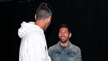 Messi y Busquets en el Kaseya Center del Miami Heat.