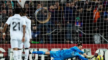 Courtois, abortando una ocasión del Barça en El Clásico.