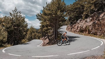 El ciclista Iv&aacute;n Garc&iacute;a Cortina, durante una ascensi&oacute;n durante su reto &quot;Un pa&iacute;s en dos d&iacute;as&quot; por las carreteras de Andorra.