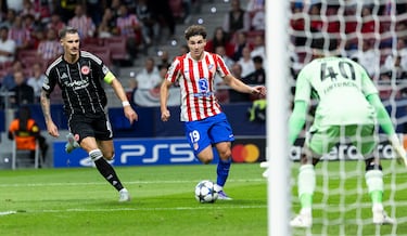 Cifra récord para el delantero galo, que le debe medio gol a Julián Alvarez: maravillosa la ruptura por la izquierda del '19' ante el balón filtrado por Barrios. La Araña tritura a Collins para entrar por línea de fondo y regalar a Griezmann el tanto con un pase de la muerte. 