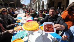 Fiesta de comida asturiana en plena calle