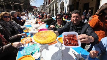 Fiesta de comida asturiana en plena calle