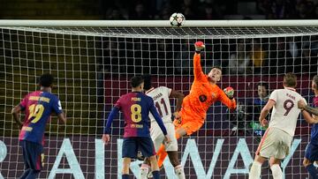 BARCELONA, 23/10/2024.- El portero del Barcelona, Iñaki Peña (2-d), despeja un balón durante el partido de la Liga de Campeones que FC Barcelona y Bayern Munich disputan este miércoles en el estadio Olímpico Lluis Companys. EFE/Alejandro García