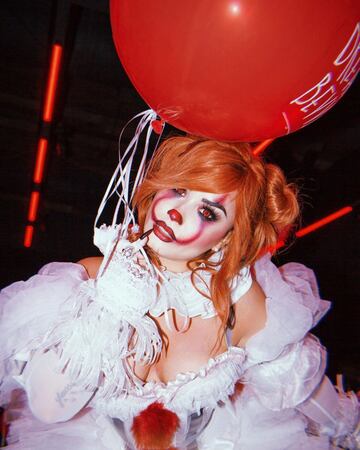 La cantante estadounidense aprovechó la fama de Pennywise para recrearla con un increíble disfraz, adaptado a su estilo.