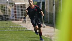 Bryan Zaragoza. celebra su gol al Linares.