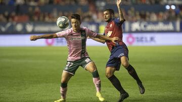 Ismael, a la izquierda, jugando ante Osasuna.