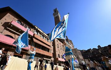 El recorrido transcurre en la céntrica Piazza del Campo, en  honor a la Virgen de Provenzano (Palio di Provenzano).