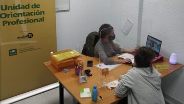 13/02/2021 Oficina de Arrabal-AID.
 
 La Asociaci&oacute;n Arrabal-AID ha abierto esta semana una nueva unidad de orientaci&oacute;n profesional del Servicio Andaluz de Empleo en el Edificio Galaxia, situado en la calle Hu&eacute;scar de M&aacute;laga cap