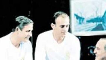 <b>SUEÑO CUMPLIDO. </b>Bernabéu reunió a Kopa y Di Stéfano en 1956.