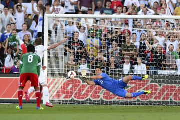 Cuando la Selección Mexicana vivió aquel terrorífico hexagonal final y su boleto al Mundial de Brasil 2014 lo tuvieron que ganar en repesca ante Nueva Zelanda, Moisés Muñoz fue el arquero titular. En el duelo de vuelta en Oceanía, atajó un penal y selló una destacada actuación. Sin embargo, a pesar de que se postulaba para ser uno de los arqueros elegidos para la justa, Miguel Herrera no lo tomó en cuenta.