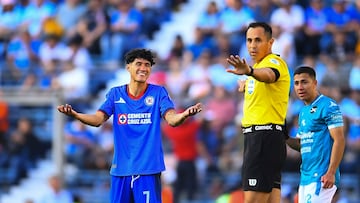 Uriel Antuna of Cruz Azul and  Referee Luis Enrique Santander Aguirre during the 3rd round match between Cruz Azul and Mazatlan FC as part of the Torneo Clausura 2024 Liga MX at Ciudad de los Deportes Stadium on January 27, 2024 in Mexico City, Mexico.