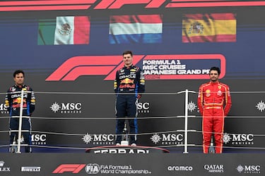Max Verstappen, Sergio Perez y Carlos Sainz escuchan el himno de Países Bajos tras la carrera del GP de Japón.