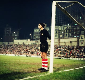 Con el Athlétic consiguió ser dos veces campeón de Copa, en 1969 (en la final, 1-0 frente al Elche) y 1973 (2-0 frente al Castellón).