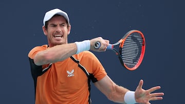 Former champion Murray beat the Argentinian 7-6 (7-0) 6-3 to move into the third round at the Miami Open.