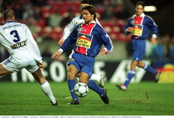 En 2001 jugó cedido con el Paris Saint Germain